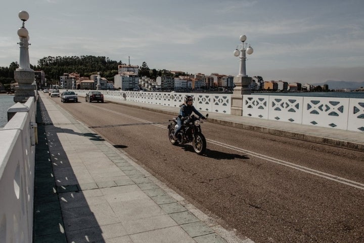 Por el mítico puente de la Toja, de 1911, que une O Grove con la isla.