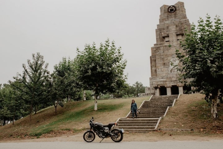 Haciendo una parada en el monumento a la Marina Universal por Monteferro.