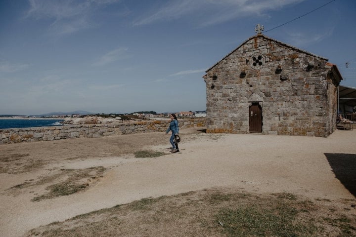 Disfrutando de las vistas y el salitre desde la ermita románica de la Lanzada.