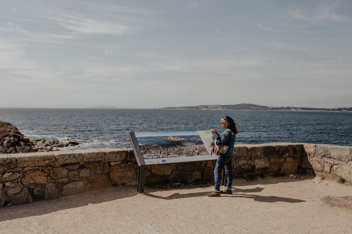 El mar siempre está presente. Aquí en la ermita de Nuestra Señora de la Lanzada.