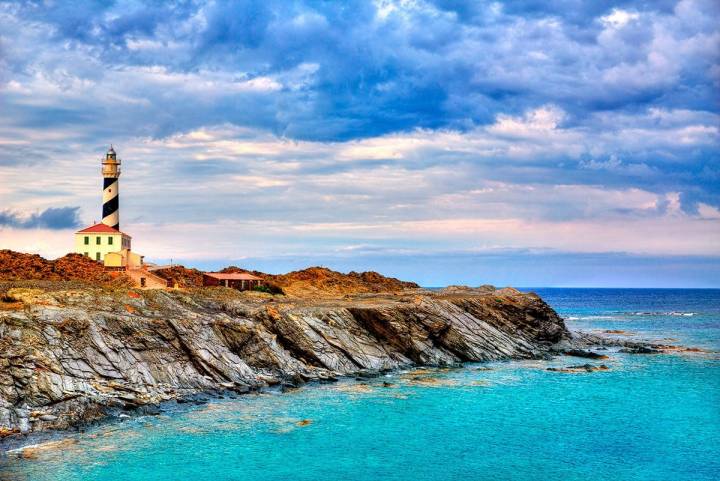 El Faro de Faváritx es uno de los lugares más fotogénicos de la isla. Foto: Shutterstock.