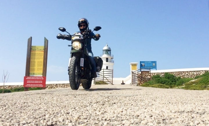 Rodando por la isla con el mar como compañero fiel. Foto: Alicia Sornosa.