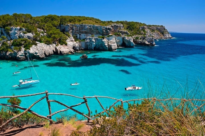 Uno no puede marcharase de la isla sin disfrutar de sus calas. Foto: Shutterstock.