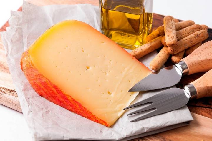 Uno no puede pasar por la isla y dejar de probar sus quesos. Foto: Shutterstock.
