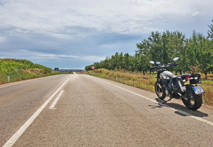 Una parada junto a los almendros.