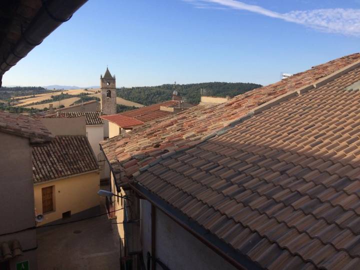 Vistas sobre la iglesia de la Ginebrosa, desde los Apartamentos 'La Morada'.