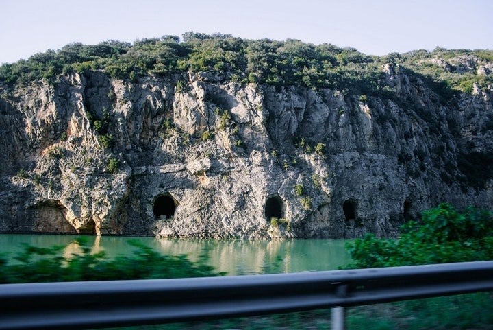 Paredes escarpadas enmarcan ríos y embalses en el arranque de la ruta.