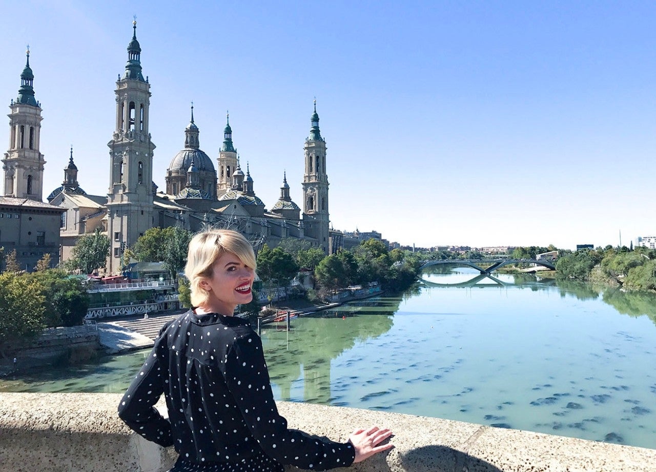 Adriana Abenia frente a la Basílica del Pilar en Zaragoza. Foto cedida