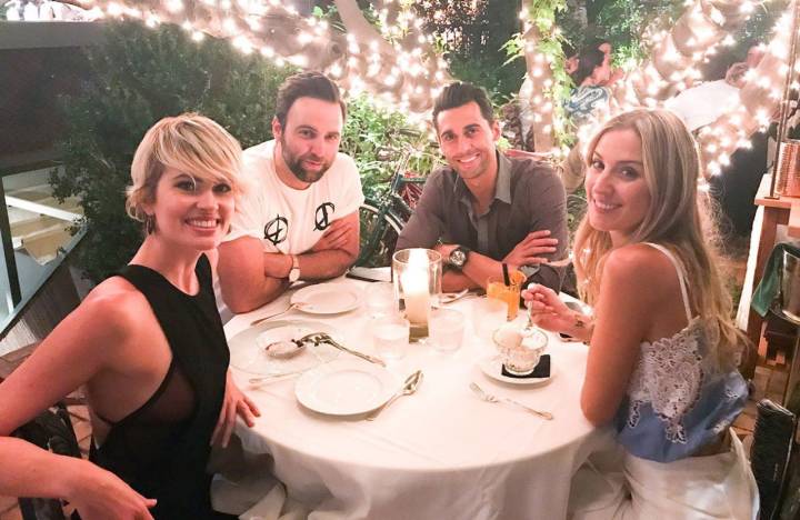 Adriana junto a unos amigos, entre ellos el futbolista Álvaro Arbeloa, en el restaurante 'Numa Pompilio'. Foto cedida.