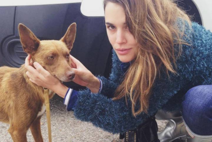 Adriana Ugarte con Chocolate, perro abandonado al que encontró un hogar