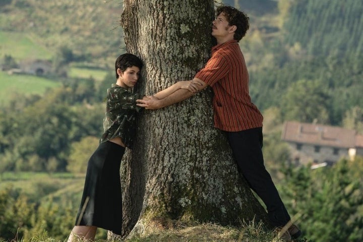 Con su compañera Úrsula Corberó, en 'El árbol de la sangre'. Foto: Instagram Álvaro Cervantes.