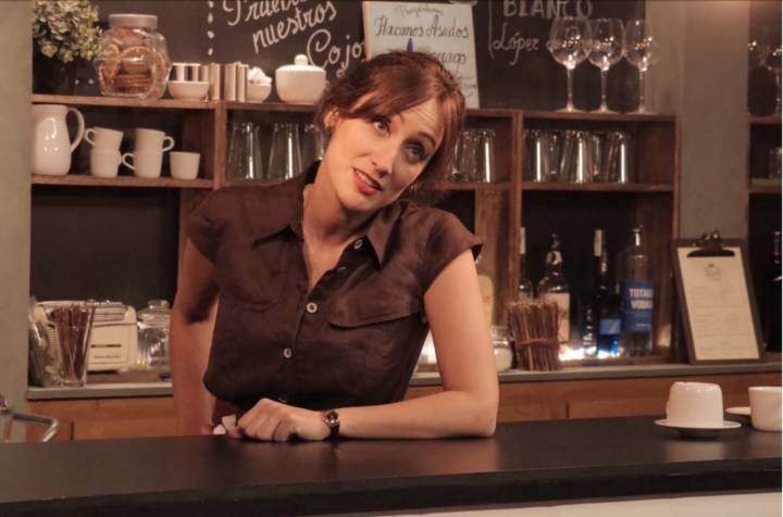 Su personaje de Cata, en 'Olmos y Robles', era la dueña del hostal-bar de Ezcaray. Foto: TVE.