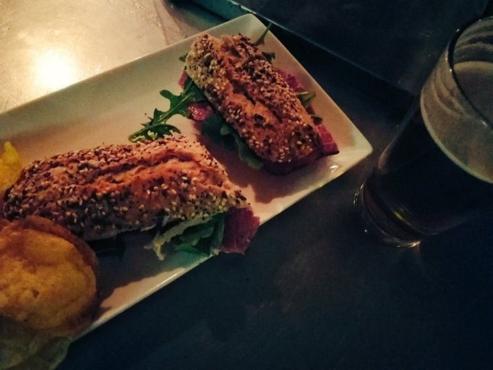 Un bocadillo a la una de la madrugada en el 'Café Pavón'. "Esto sí que es amor". Foto: @ana_morgade (Twitter)