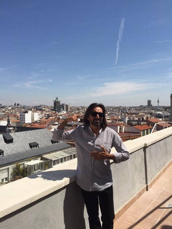 El cantante contempla los tejados de Madrid desde la Cadena Ser. Foto: Twitter.