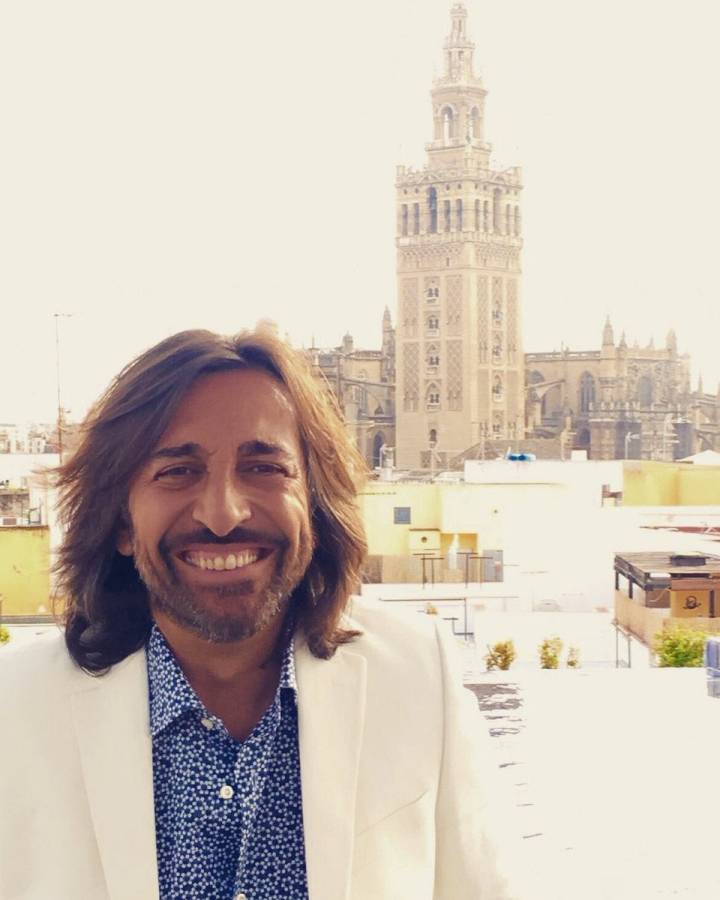 Antonio Carmona, a orillas del Guadalquivir durante su visita a Sevilla para presentar 'Obras son amores'. Foto: Twiitter.