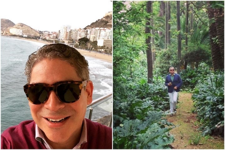 Boris Izaguirre durante un viaje de promoción con la costa de Alicante de fondo y dando un paseo por el Jardín Grande de Medina Sidonia. Fotos: Instagram.