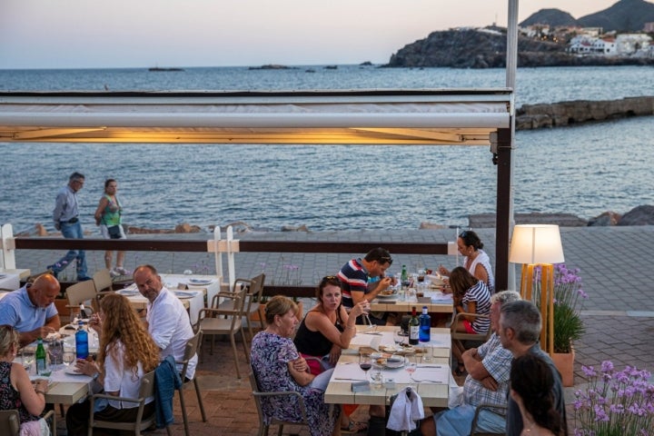 Cabo de Palos es un destino ideal para disfrutar de la playa y los chiringuitos. Foto: Eva Mañez.