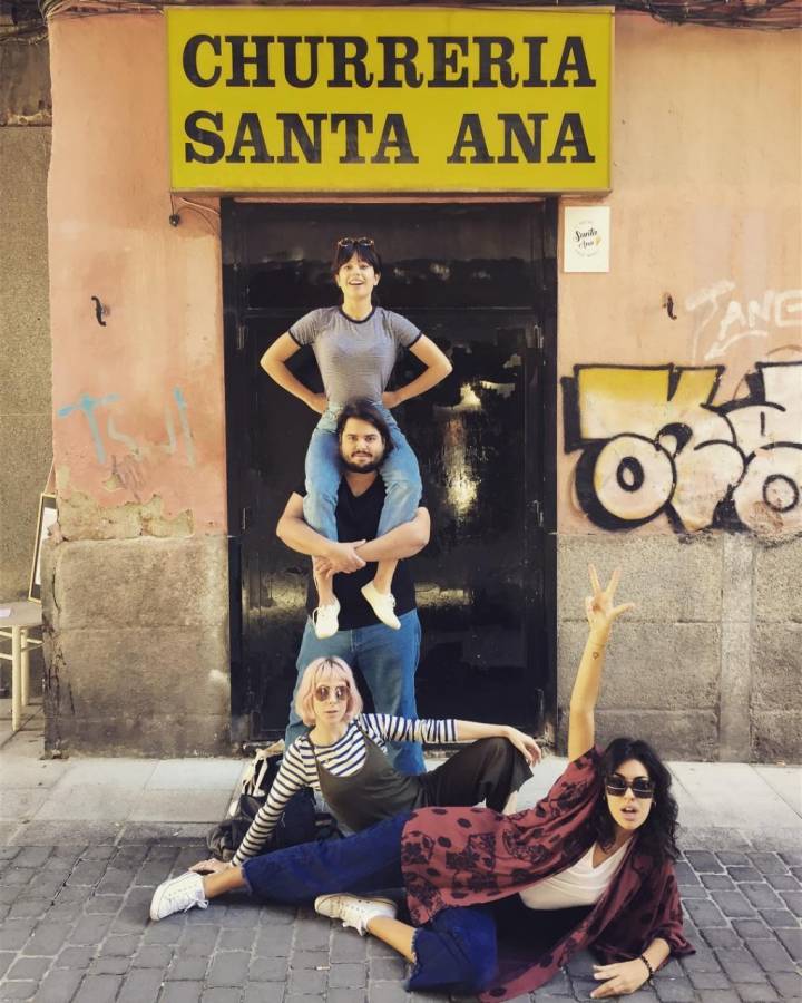 Bray Efe y algunas amigas frente a la 'Churrería Santa Ana' de Madrid.