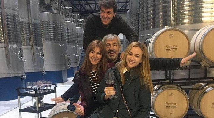 Disfrutando de un vino en una bodega junto a sus compañeros de '5 y acción'. Foto cedida.