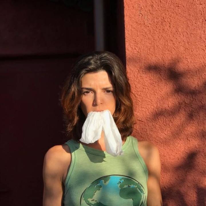 Clara con una una bolsa de plástico en la boca apoyando la campaña #YoElijoPlaneta.