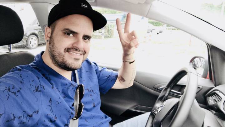 El artista canario se siente de lo más cómodo viajando en coche. Foto: Instagram