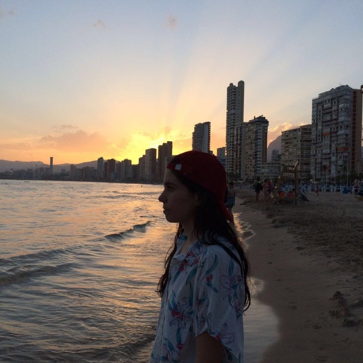 Javiera Mena en un atardecer de Benidorm. Foto: Facebook.