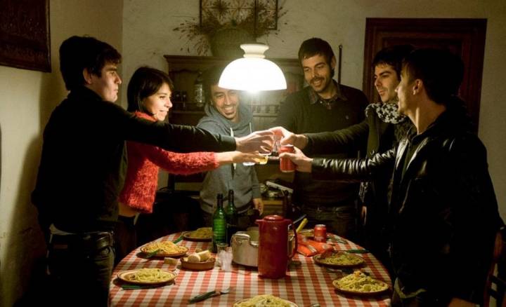 Los Dorian de post concierto cenando y brindando en una masía. Foto: Dorian.