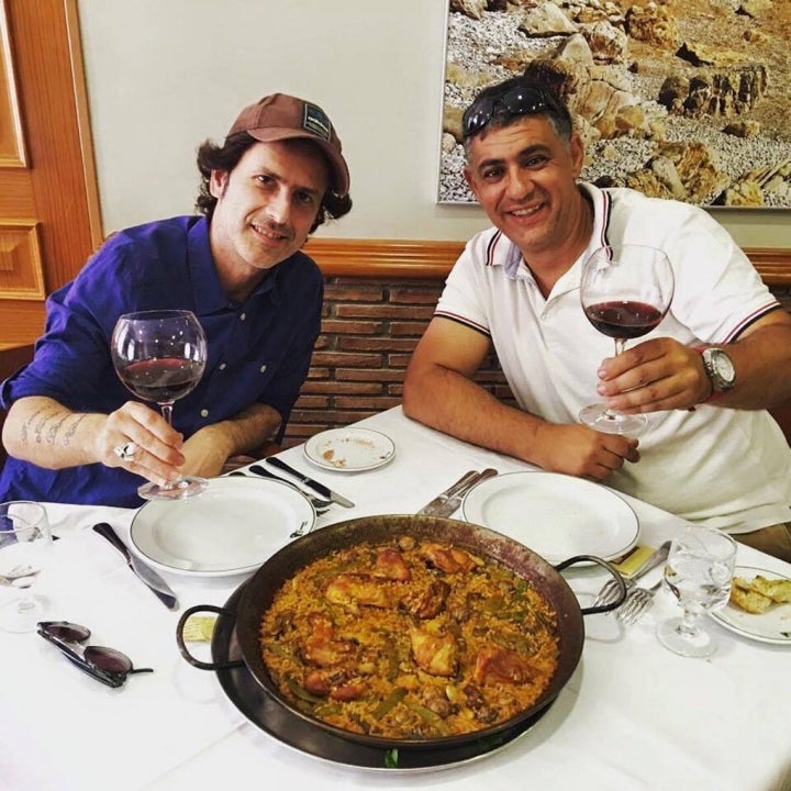 Coti en 'Casa Roberto' a punto de ponerse las botas con esta paella.