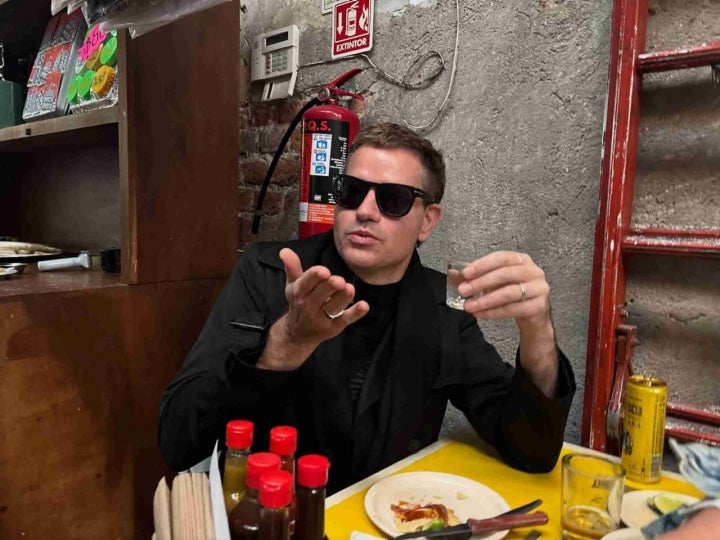 Mar Gili, vocalista y guitarra del grupo, comiendo tacos.