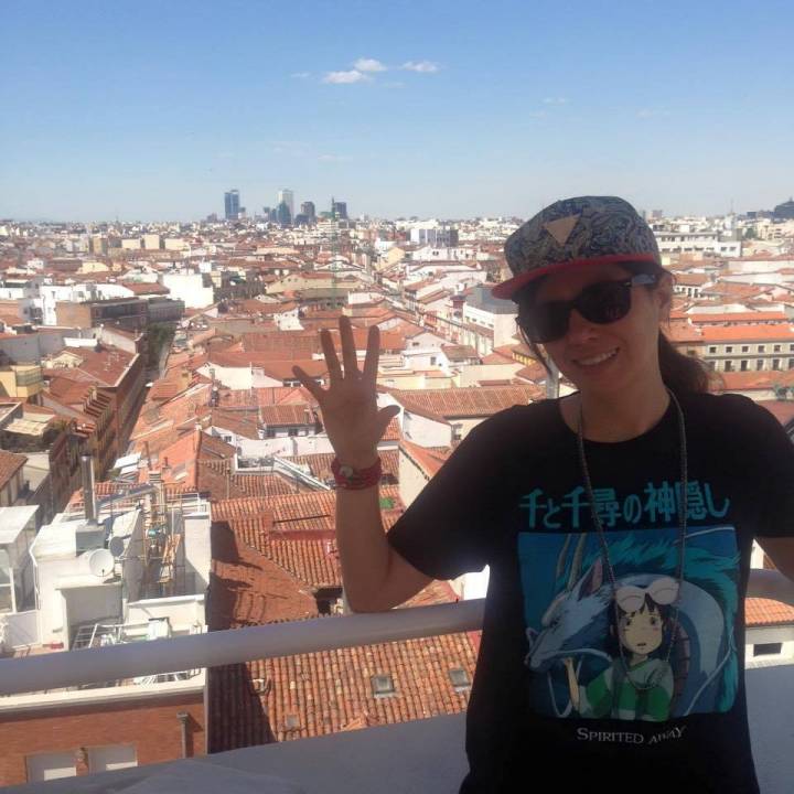 Javiera posando en una terraza del centro de Madrid