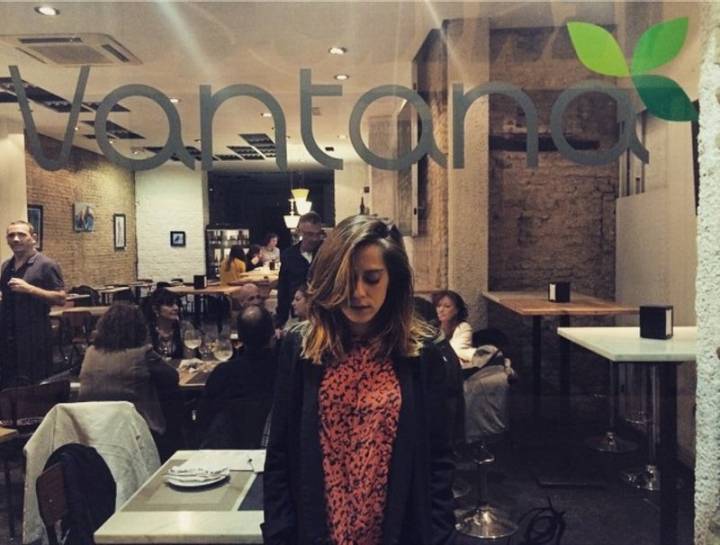 Frente al restaurante Vantana, en Sevilla. Foto: Instagram / @marialeonbarrios.