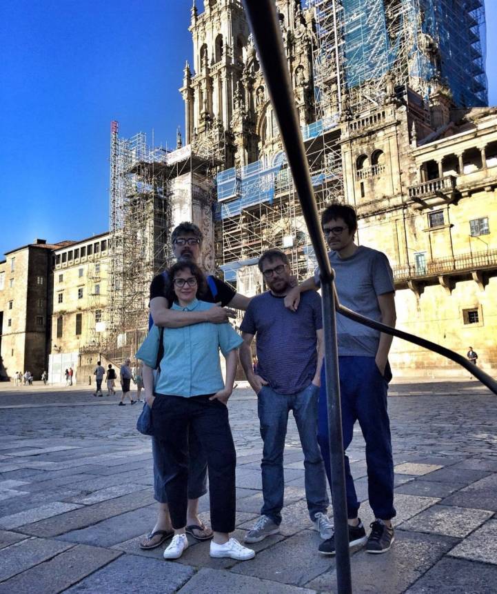 Los LKan delante de la catedral de Santiago de Compostela. Foto: LKan.