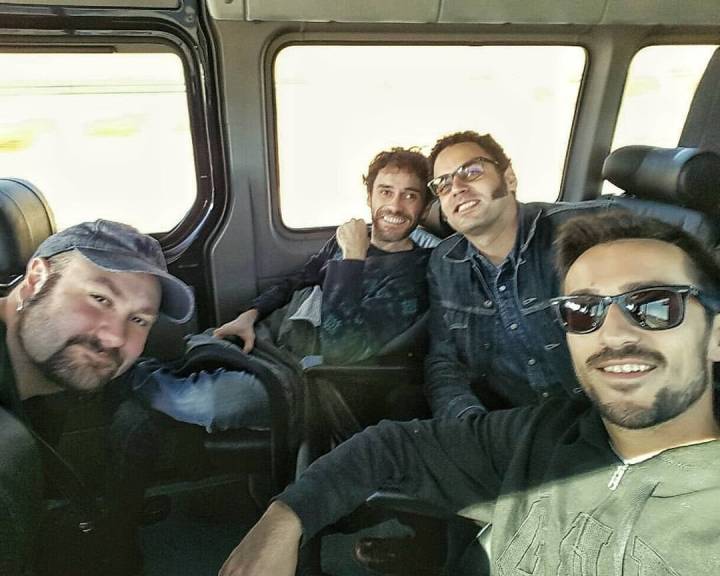 Con la banda durante un viaje de la gira. Foto: Facebook.