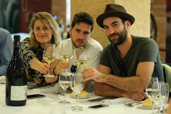Jon Plazaola degustando un buen vino y la comida del chef Jodi Berant. Foto: Facebook .