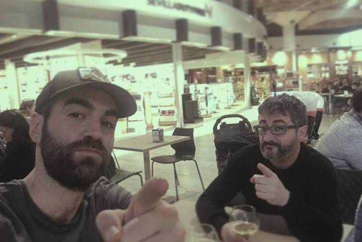 Jon Plazaola tomando una cervecita con Gorka Aginagalde. Foto: Facebook.