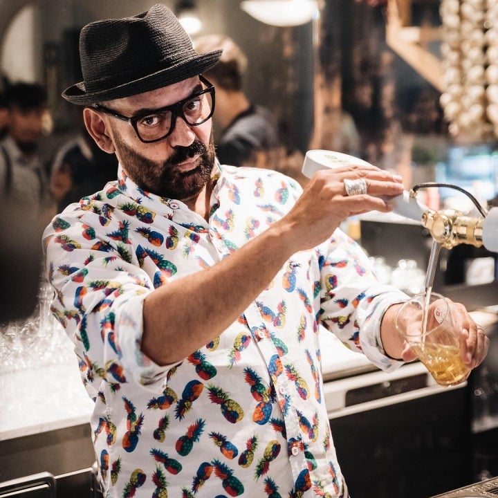 "Peina" Cataluña por trabajo. En 'Casa Ràfols', una antigua ferretería hoy bar, en Barcelona. Fotos: Instagram.