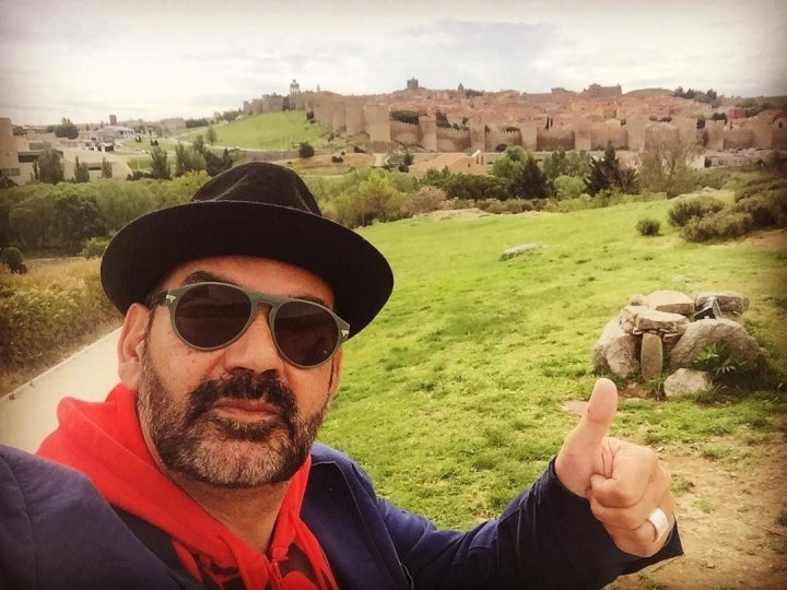 Entre idas y venidas, le queda tiempo para visitar monumentos como la muralla de Ávila. Foto: Instagram.