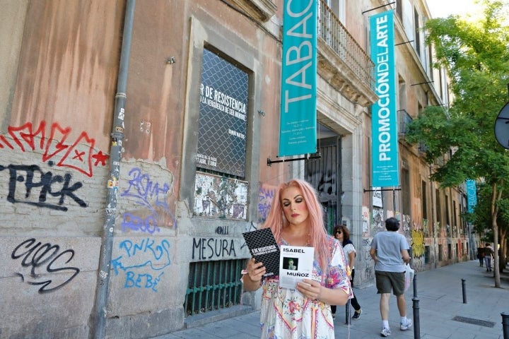 La Prohibida con un folleto de una exposición de fotografía en la entrada de La Tabacalera, en Lavapiés.