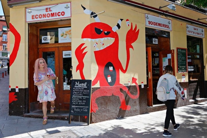 La Prohibida en la puerta del bar El Económico, en Lavapiés, Madrid.