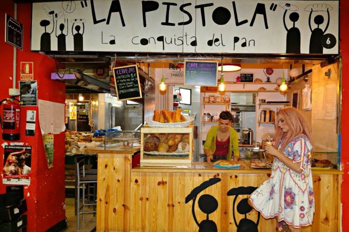 La Prohibida desayunando en La Pistola, en el interior del Mercado de San Fernando, en Lavapiés, Madrid.