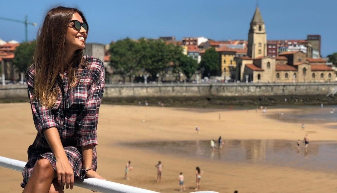 Lara Álvarez en la playa de San Lorenzo (Gijón).