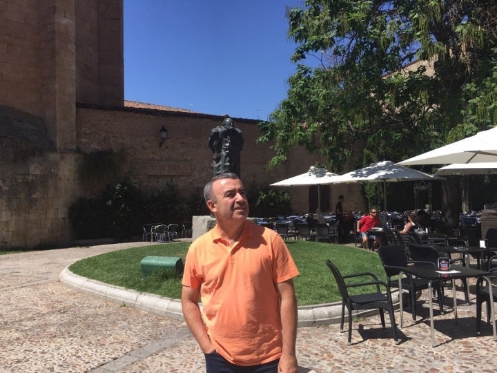 El escritor en la capital salmantina junto a la escultura de Miguel de Unamuno. Foto: Noemí Trujillo