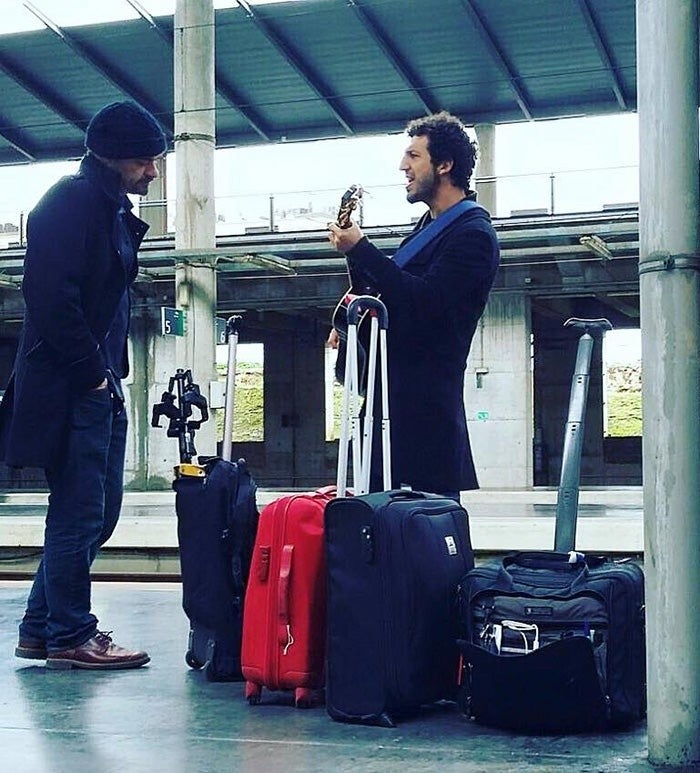 Improvisando en una estación de tren. Foto: Facebook