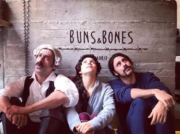 En 'Buns & Bones', con dos compañeros y unas pelucas. Foto: Instagram.