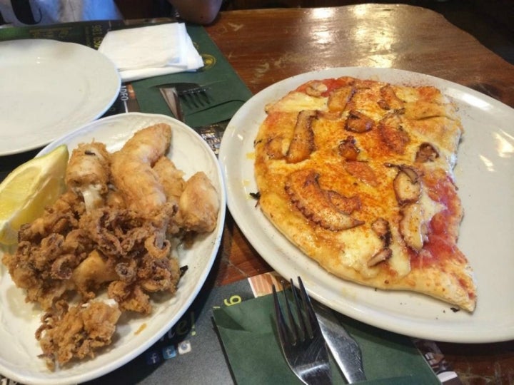 Un alto en Ribadeo para comer la típica pizza de pulpo. Foto: Andrés Suárez.