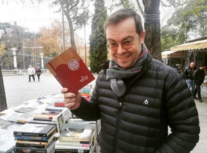 Buscando pequeñas joyas en el mercado de libros de la Cuesta de Moyano, Madrid. Foto: Facebook.