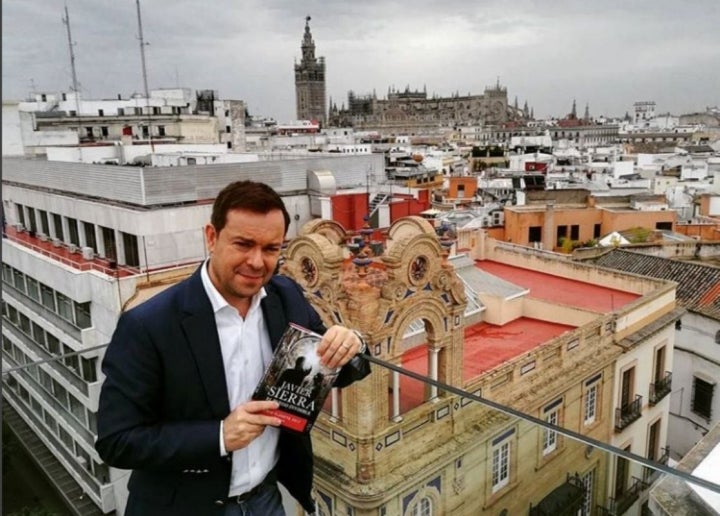 El novelista durante la presentación en Sevilla de su libro.