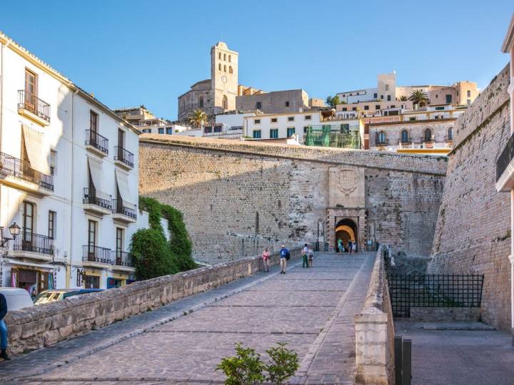 El caso histórico de Ibiza, Dalt Vila, es un laberinto de calles que arranca aquí. Foto: Shutterstock.