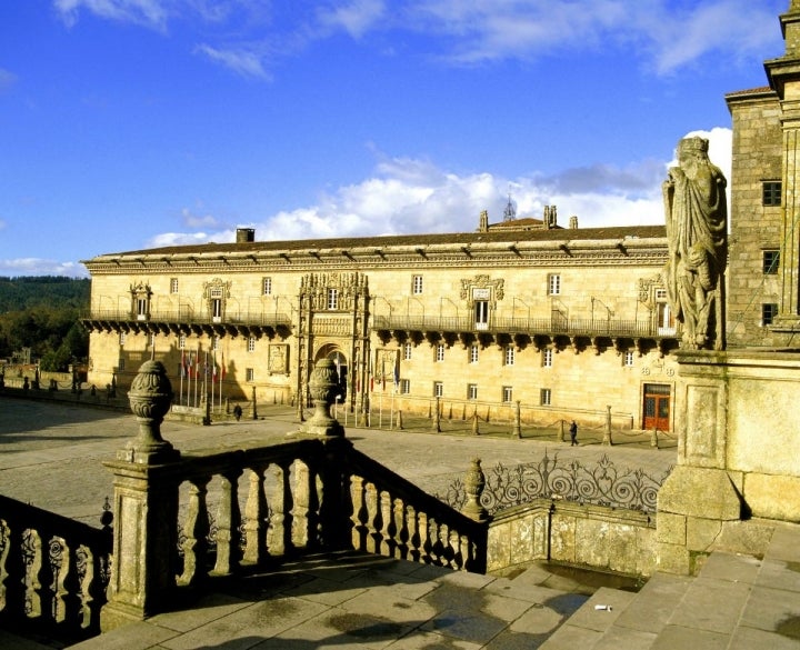 Alojarse en el Hostal de los Reyes Católicos es una experiencia única para amantes de la Historia. Foto: Paradores.