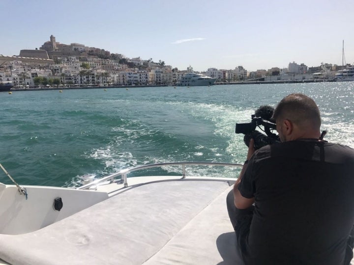 El cámara de 'Streetviú' graba uno de los mejores perfiles de Ibiza: vista desde el mar. Foto: Streetviú.